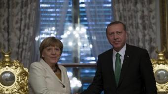 La cancellera alemanya, Angela Merkel, durant la seva trobada amb el president turc, Recep Tayyip Erdogan, aquest diumenge a Istambul REUTERS