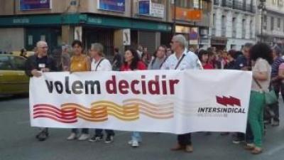 Pancarta de la Intersindical en una manifestació pels carrers de València. EL PUNT AVUI