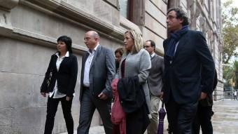 Joan Cañada (2n per l'esquerra) arriba al Palau de Justícia acompanyat per l'exvicepresidenta Joana Ortega, aquest dilluns a Barcelona JUANMA RAMOS