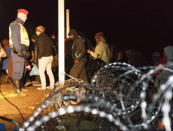 L'últim grup de refugiats passa per la frontera entre Croàcia i Hongria abans del tancament, aquest divendres a la mitjanit EFE