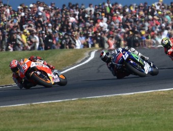 Quatre dels cinc protagonistes del dia, en un dels revolts en baixada del circuit australià, ja en el darrer gir AFP PHOTO / PAUL CROCK