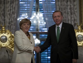 La cancellera alemanya, Angela Merkel, durant la seva trobada amb el president turc, Recep Tayyip Erdogan, aquest diumenge a Istambul REUTERS