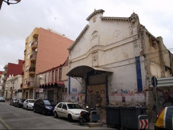 Edifici de l'antic Cinema Cervantes de Torrent de l'Horta. ESCORCOLL