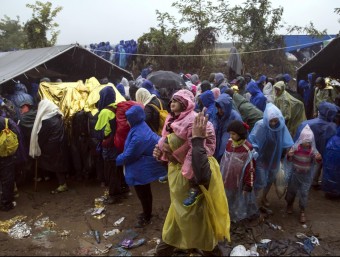 Centenars de refugiats esperen per creuar cap a Croàcia a prop de la localitat de Berkasovo, a Sèrbia REUTERS