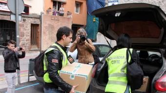 Agents de la Guàrdia Civil s'enduen dues caixes amb documentació, després del registre d'aquest dimecres a l'Ajuntament de Sant Fruitós de Bages ACN