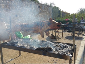 Unes 120 persones van menjar el porc, de 83 quilos C.G