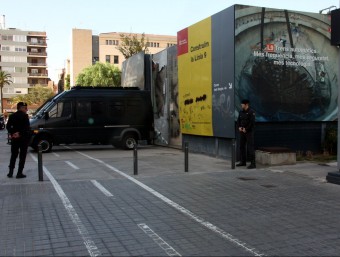 Agents de la Guàrdia Civil davant la seu d'Infraestructures, aquest dimecres a Barcelona ACN