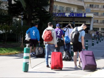 Participants del Saloufest arribant a l'hotel on s'allotjaven la primavera passada ACN