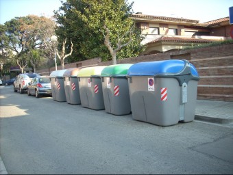 Contenidors de diverses fraccions de la brossa col·locats en un dels carrers de Premià de Mar. AJUNTAMENT DE PREMIÀ DE MAR