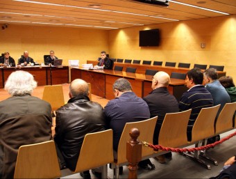 La vista es va celebrar ahir a la secció tercera de l'Audiència de Girona. A la foto, els vuit acusats. XAVIER PI (ACN)
