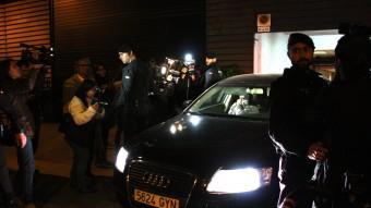 Un vehicle amb un dels detinguts surt aquest dimecres a la nit de la seu de CDC, al carrer Còrsega de Barcelona ACN