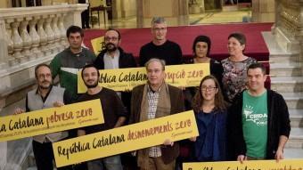 Foto de família dels nous diputats de la CUP, aquest dimecres al Parlament JOSEP LOSADA