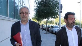 L'advocat de CDC, Xavier Melero, i el responsable de Règim Intern i Comunicació de CDC, Francesc Sánchez, sortint de la Comandància de la Guàrdia Civil de Tarragona ACN