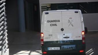 La furgoneta de la Guàrdia Civil que ha traslladat Viloca, arribant aquest dijous al migdia als jutjats del Vendrell ACN