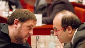 Oriol Junqueras i Miquel Iceta intercanvien impressions, ahir al matí, durant la reunió de la comissió permanent ALBERT SALAMÉ