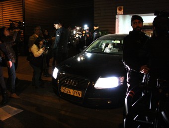 Un vehicle amb un dels detinguts surt aquest dimecres a la nit de la seu de CDC, al carrer Còrsega de Barcelona ACN