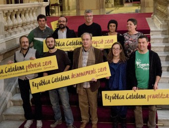 Foto de família dels nous diputats de la CUP, aquest dimecres al Parlament JOSEP LOSADA