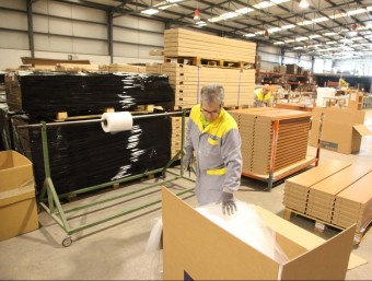 Les fàbriques de mobles de la Sénia han reorientat el negoci per mantenir l'activitat. JUDIT FERNÀNDEZ