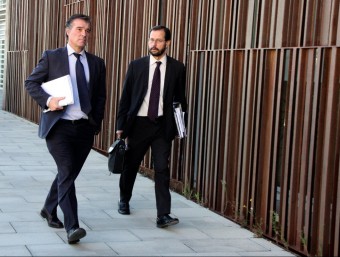 Els fiscals anticorrupció Fernando Bermejo i José Grinda, sortint aquest dijous dels jutjats del Vendrell ACN