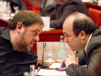Oriol Junqueras i Miquel Iceta intercanvien impressions, ahir al matí, durant la reunió de la comissió permanent ALBERT SALAMÉ