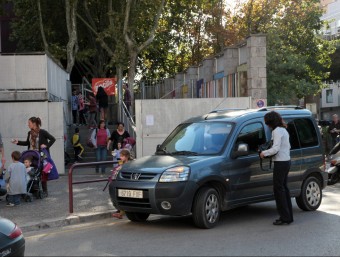 Imatge d'una escola de Girona a l'hora de la sortida a la tarda. L'autor creu que caldria utilitzar més transport públic. JOAN SABATER