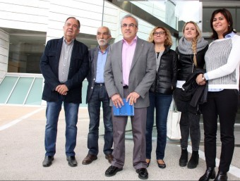 Enric Mir, acompanyat de regidors de les Borges, ahir al jutjat de Lleida ACN