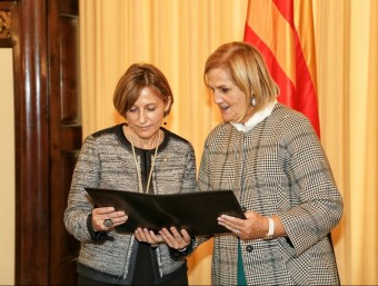 La nova presidenta del Parlament, Carme Forcadell, i la presidenta sortint, Núria de Gispert, aquest dilluns a la Cambra catalana ANDREU PUIG