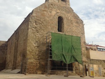 Una bastida cobreix des d'ahir la portalada romànica de Sant Martí ANNA SÀEZ