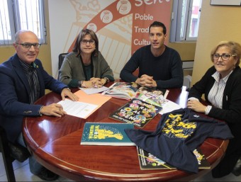 Moment de la signatura del conveni entre l'Ajuntament i Escola Valenciana. CEDIDA
