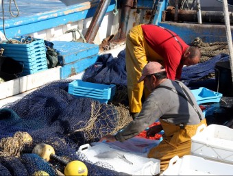 Uns pescadors, durant una jornada laboral en una imatge d'arxiu ACN