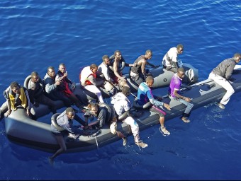 Imatge facilitatda per Salvament Marítim de les restes de la llanxa amb els quinze supervivents EFE