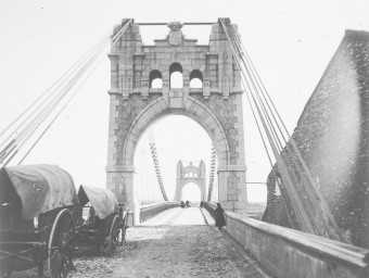 El pont d'Amposta en una imatge antiga que correspon als primers anys després de la fi dels treballs. Les altres dues fotografies són de la inauguració de la mostra divendres. L'EBRE