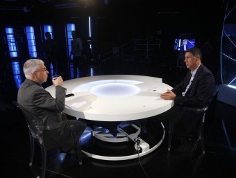 El director d'El Punt Avui, Xevi Xergo, i el líder del PP al Parlament, Xavier García Albiol, en un moment de l'entrevista als estudis d'El Punt Avui TV ORIOL DURAN