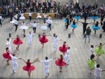 Diverses colles competint ahir en el 75è concurs sardanista de Girona, a la plaça del Lleó GLÒRIA SÁNCHEZ / ICONNA