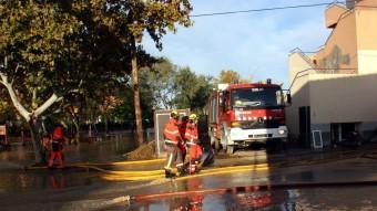 Els bombers treballant per treure l'aigua de la part del jardí de la residència geriàtrica d'Agramunt al nivell de la zona on hi havia les habitacions que s'han vist afectades pel desbordament del Sió ACN