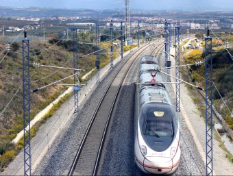 Un tren passa per la línia del TAV a l'Alt Penedès. J.M. FLORES / TAEMPUS