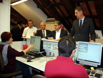 Diputats del PP amb Xavier García Albiol al capdavant, al mostrador del registre del Parlament ACN