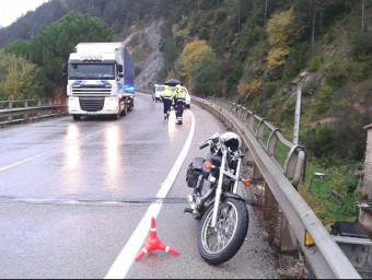 La moto de la víctima al lloc de l'accident. EUDALD TEIXIDOR / CORISA MEDIA GRUP