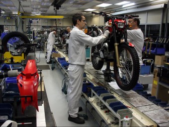 Línia de producció de Montesa a la planta que Honda té a Santa Perpètua de Moguda ACN