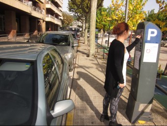 Una conductora fent ús de la zona blava del centre de Llavaneres LL.M