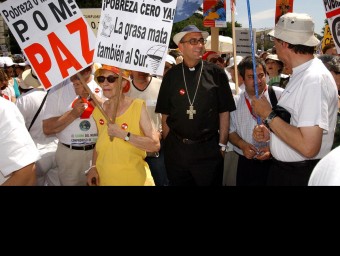 El bisbe Juan José Omella en una manifestació contra la pobresa l'any 2005. Al requadre petit una foto recent del que serà el nou arquebisbe de Barcleona EFE/ACN