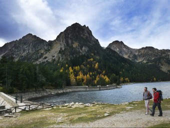 Dos excursionistes davant de l'estany de Sant Maurci, un dels llocs emblemàtics del parc nacional SANTI IGLESIAS