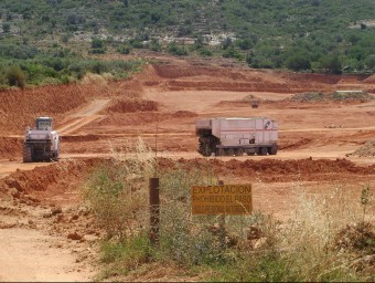 Explotació d'argiles al terme d'Ulldecona per part de l'empresa, que va aconseguir els permisos fa 10 anys. L'EBRE