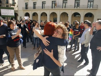 Marisol Moreno rep el suport d'un centenar de persones a Alacant. AGÈNCIES