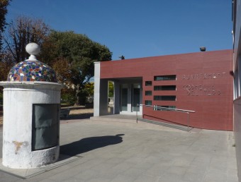 La façana principal de l'ajuntament de Cornellà del Terri. R. E