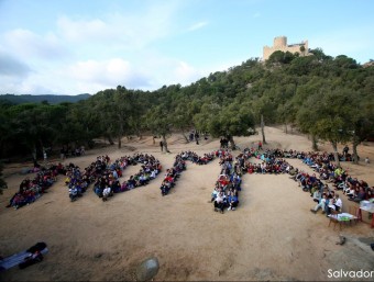 Una imatge d'un acte de protesta a tocar del castell de Farners SALVADOR MAYNOU