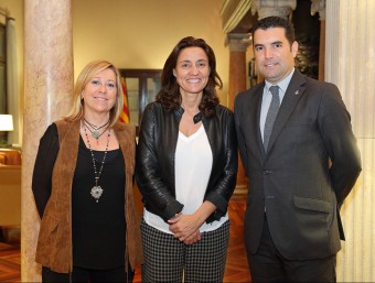 L'alcaldessa de Calella, Montserrat Candini (CDC), la presidenta de la Diputació, Mercè Conesa (CiU) i l'alcalde de Pineda de Mar, Xavier Amor (PSC) AJ. PINEDA DE MAR