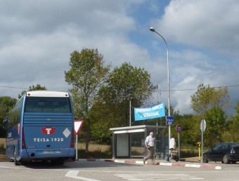 Un bus de TEISA a la parada de Serinyà de la línia Girona - Olot per Besalú. R. E