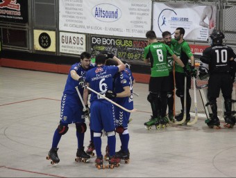 Els jugadors del Moritz Vendrell celebren un dels gols del partit d'ahir JUDIT FERNÀNDEZ
