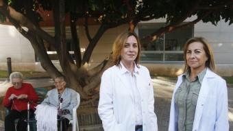 La directora de la Feixa Llarga, Concepció Barbeta, i l’adjunta a direcció de la UGEAP Hospitalet Sud, Maria Dolors Ruiz, dimarts a la residència ORIOL DURAN